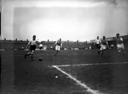 Bert Dawes about to get the ball across