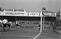 Syd Owen (centre) moves up front to attack a corner