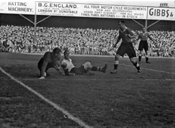 Hugh Billington is frustrated by Tottenham goalkeeper Ted Ditchburn