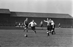 Mel Daniel charges in