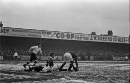 Mel Daniel waits for a goalkeeping error