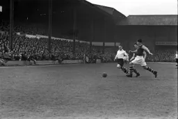 Wally Shanks attempts to skip round a Hammers defender
