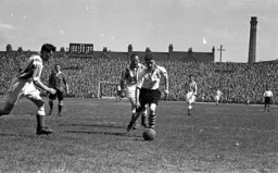 Bobby Brennan races through