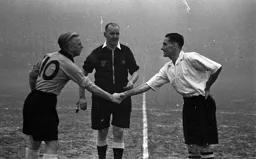 Doug Gardiner shakes hands with his Hull counterpart Raich Carter before the start