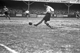 Willie Havenga puts the ball across