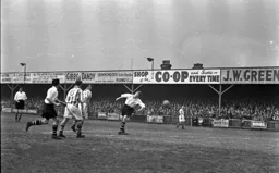 Willie Davie tries to connect with his head