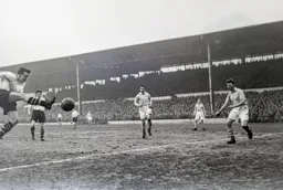 Mike Cullen hits one on the volley