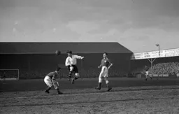 Bob Morton gets in between two defenders