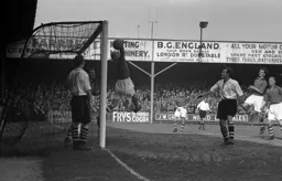 Forest keeper Harry Walker tips a centre from Roy Davies around the post. Jesse Pye and Bert Mitchell await developments