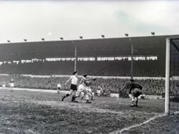 Gordon Turner puts Jack Vitty under pressure