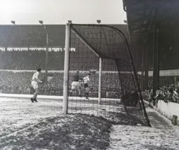 Gordon Turner attempts to squeeze the ball past Bert Trautmann from a narrow angle