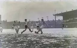 Gordon Turner attrempts to block Dave Ewing`s clearance