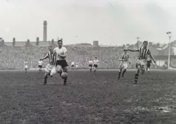 Bob Morton leaves Tommy Deans in his wake