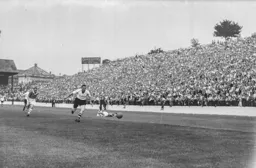 Peter MacEwan breaks into the Charlton penalty area