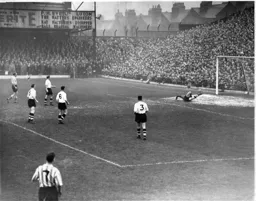 Sunderland attacking the Kenilworth Road end