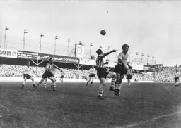 The ball is just too high for Gordon Turner