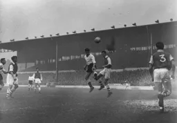 Bob Morton gets the better of Bill Dodgin