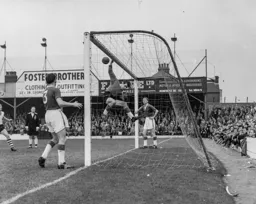 Acrobatic save by Everton keeper Albert Dunlop