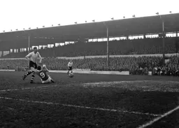 Syd Owen fights for the ball with Forest`s Tommy Wilson