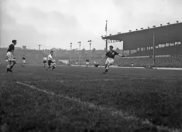 Peter Baker cannot block Billy Bingham`s shot