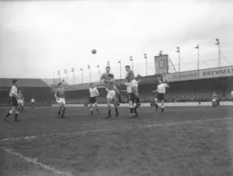 United defend en masse