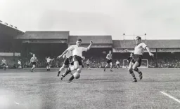 Mike Dixon get the ball across