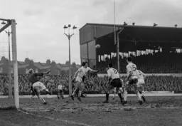 A crowded Manchester City box