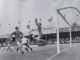 Gordon Turner heads wide