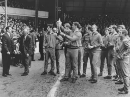 The players show off the trophy