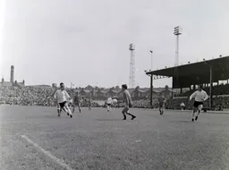 Brian Lewis looks to find Laurie Sheffield with a short pass