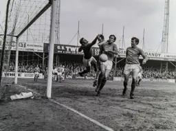 Laurie Sheffield creates havoc in the Gills defence