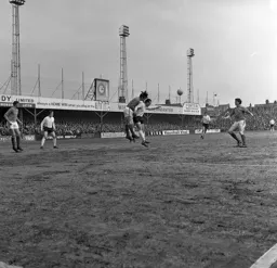 Laurie Sheffield backs into a Gills defender