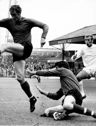 Terry Branston protects Alan Starling