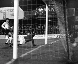 Malcolm Macdonald taps home goal number two.