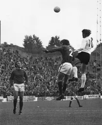 Don Givens heads over