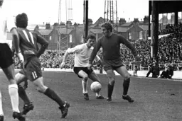 Jimmy Ryan waits for a defensive error