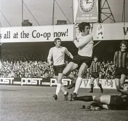 Don Givens makes a near post run