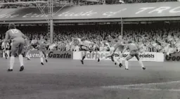 Peter Anderson shoots agonisingly wide