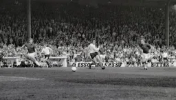 Don Givens moves on to a loose ball