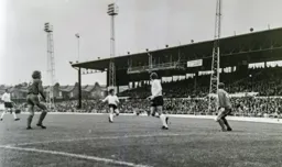 Don Givens shoots from distance