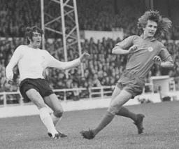 Don Givens puts in a cross