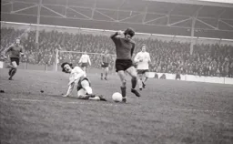 Peter Anderson skirting past the Preston defence