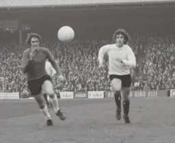 Don Givens sprints for a loose ball