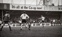 Robin Wainwright shoots from long range