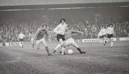 Don Givens rides the tackles