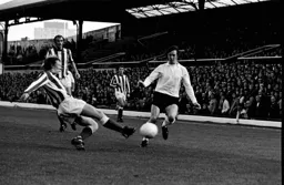 Gordon Hindson evades a tackle