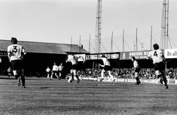 Hull City defenders break quickly with Vic Halom in hot pursuit
