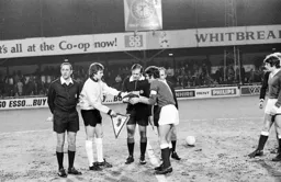 Bobby Thomson exchanges pennants