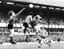 Barry Butlin troubles the Sunderland defence