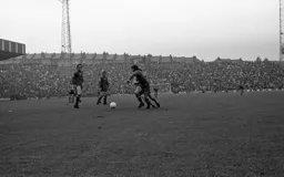 Palace defenders converge